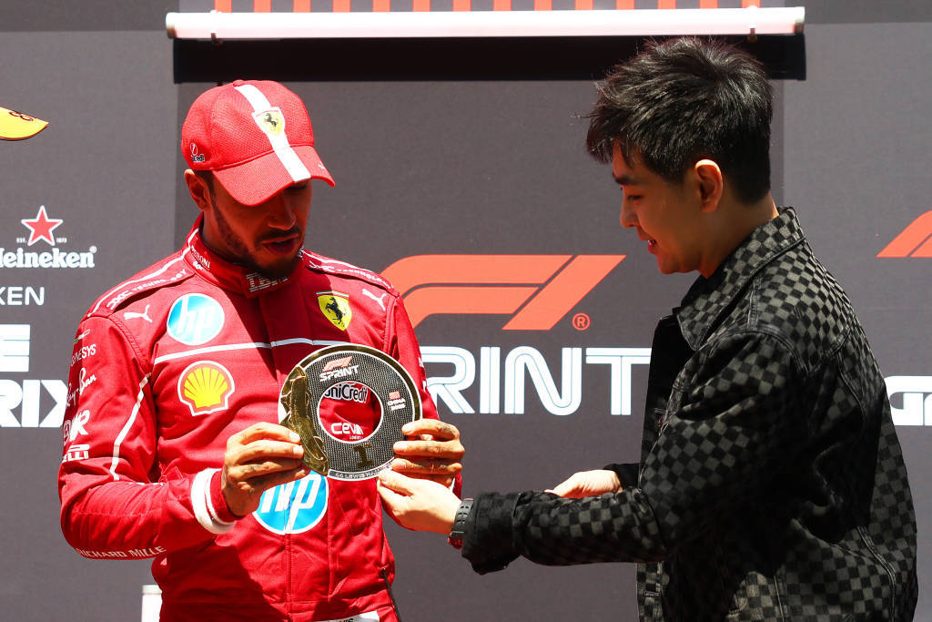 开云体育官网-红牛车队碾压法拉利,汉密尔顿扛起全队